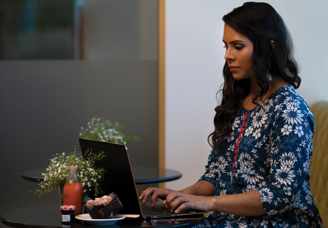 women working on flexible desk