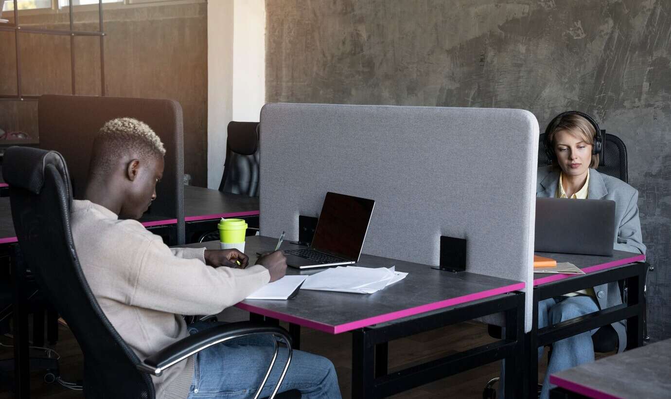 Why Solitude in a Crowded Room Works: The Psychology of ‘Alone Together’ in Coworking